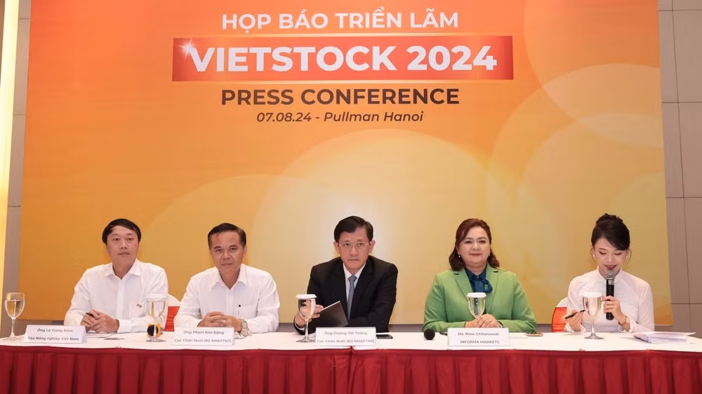 Các đại biểu tham gia trả lời câu hỏi tại họp báo sự kiện Vietstock 2024.