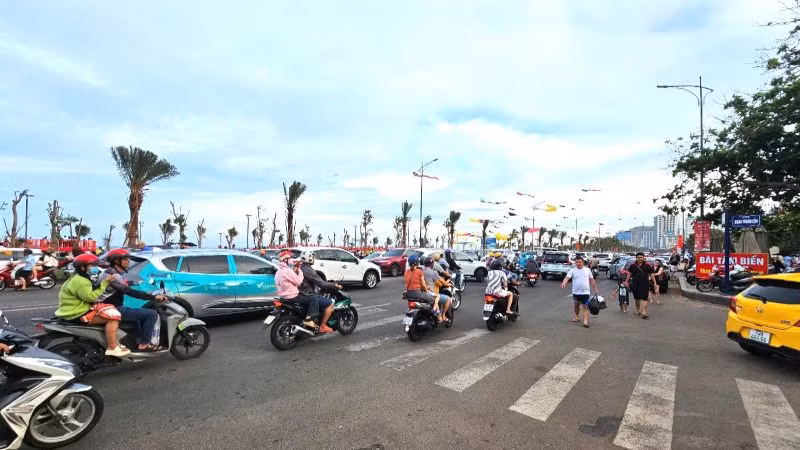 Trục đường Thùy Vân (Bãi Sau) có biểu hiện ùn ứ phương tiện.