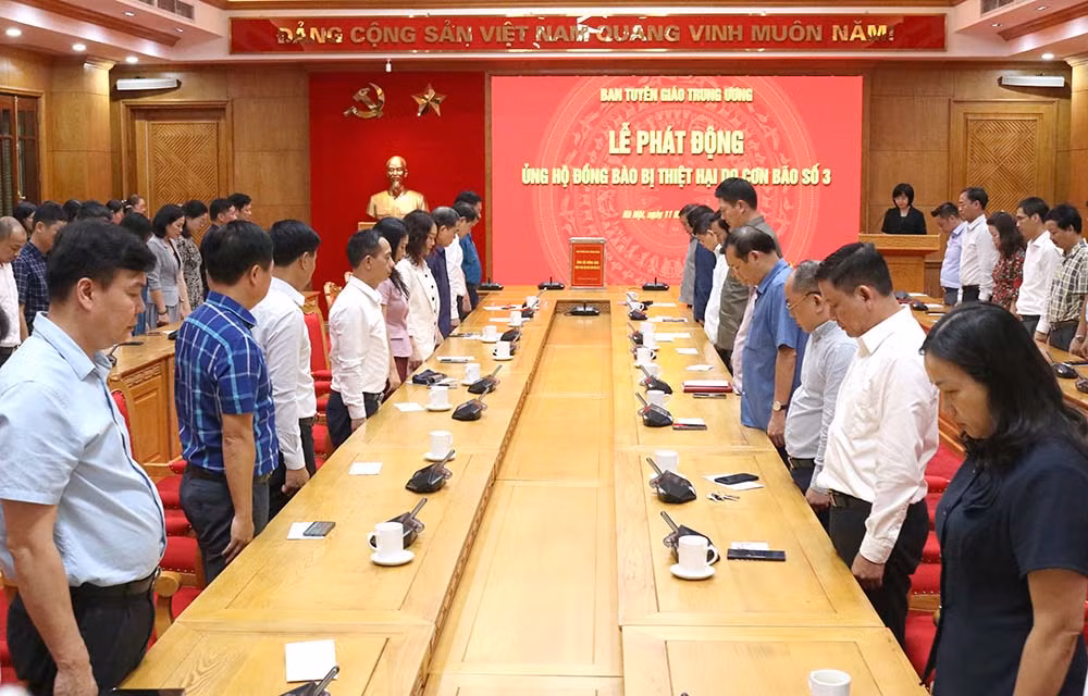 Các đồng chí lãnh đạo Ban cùng cán bộ công chức, viên chức, người lao động Ban Tuyên giáo Trung ương dành phút mặc niệm các nạn nhân tử vong do cơn bão số 3.