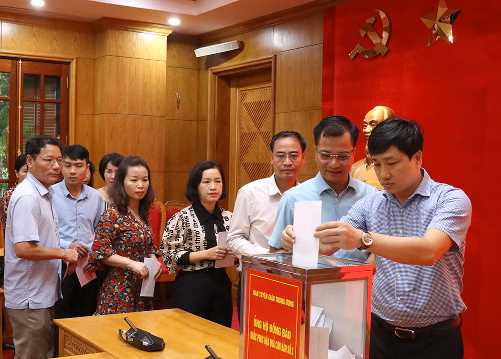 Cán bộ công chức, viên chức, người lao động Ban Tuyên giáo Trung ương ủng hộ đồng bào bị thiệt hại do cơn bão số 3. 