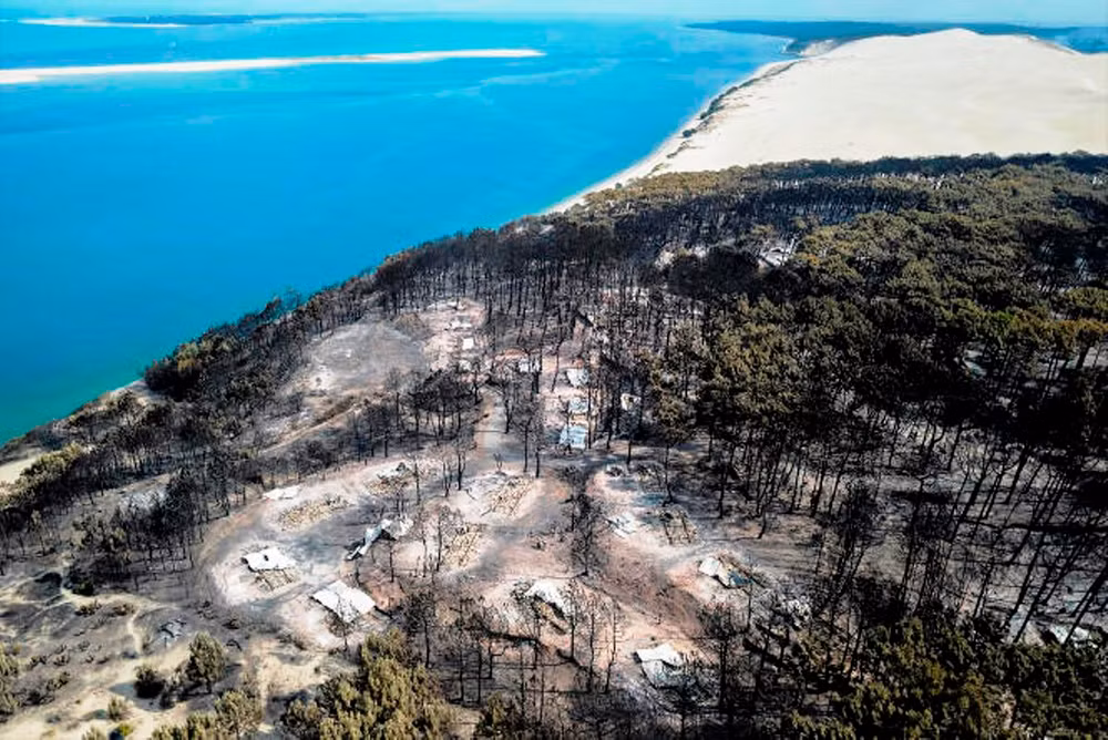 Tàn dư của đám cháy rừng kỷ lục ở cồn cát Pilat (vùng Gironde) tháng 7 năm 2022. (Ảnh: AP)