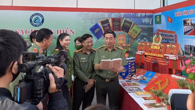 Đồng chí Thượng tướng Trần Quốc Tỏ, Ủy viên Trung ương Đảng, Thứ trưởng Công an tham quan không gian trưng bày sách của nhà trường.