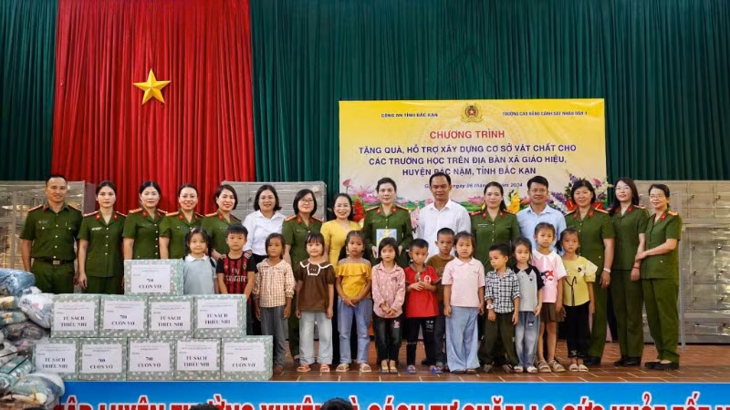 Hoạt động hỗ trợ đồng bào, trẻ em vùng sâu miền xa cũng được quan tâm, chia sẻ.