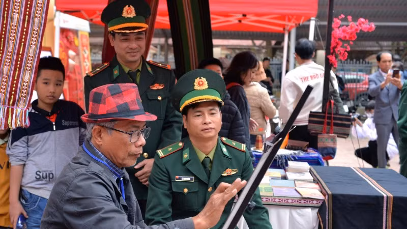 Lực lượng Bộ đội Biên phòng tham dự Ngày thơ.