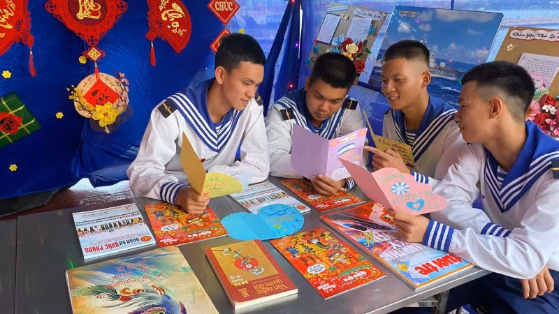 Bộ đội ở đảo xa say mê với các ấn phẩm báo Tết và thư, thiếp gửi từ đất liền.
