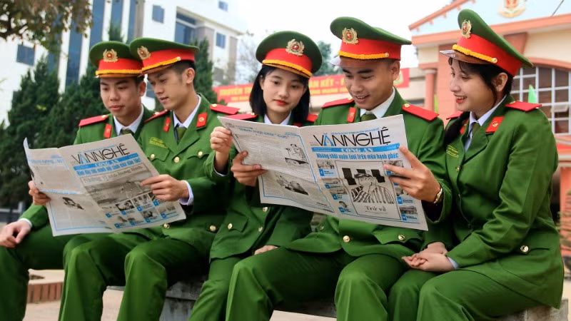 Sách, báo trở thành bạn đồng hành quen thuộc với các học viên.