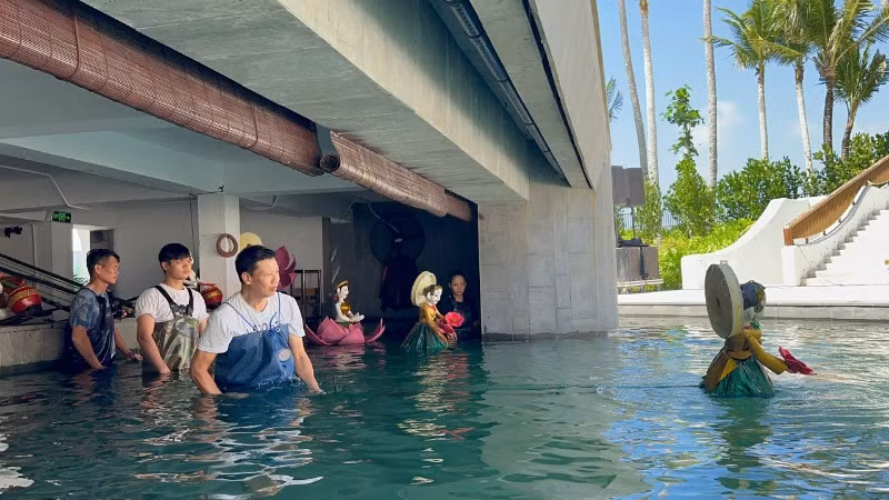 Giám đốc Nhà hát Múa rối Việt Nam hướng dẫn nghệ sĩ tập luyện.