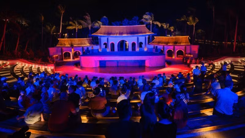 Khán giả chờ đợi xem múa rối nước ở Nhà hát À Ơi.