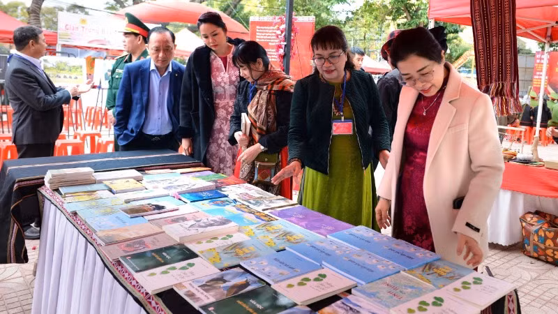 Trưng bày các tác phẩm văn học.