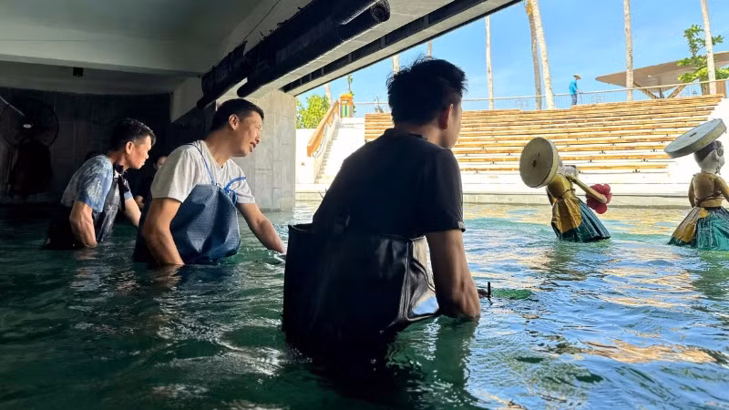 Múa rối nước đề cao tính tập thể, phối hợp nhịp nhàng.