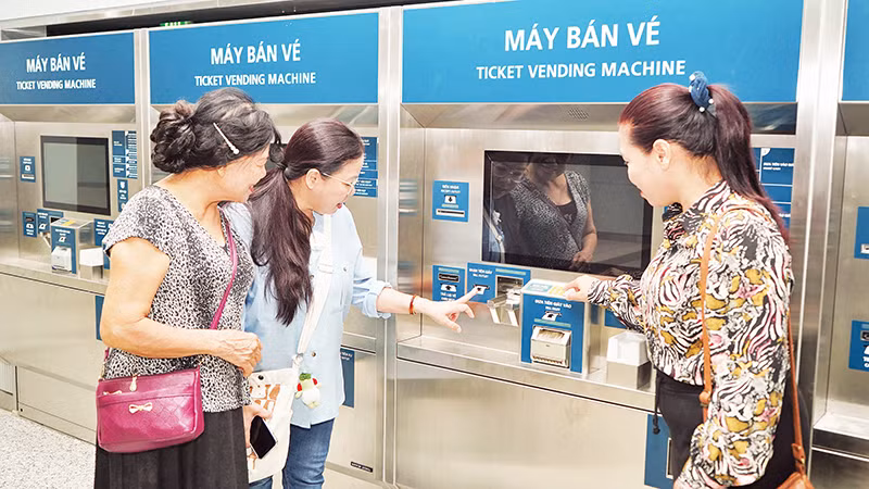 Người dân trải nghiệm tại máy bán vé tự động bên trong ga ngầm Bến Thành, thuộc tuyến Metro số 1. (Ảnh THẾ ANH)