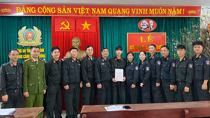 Lễ kết nạp đảng viên của Chi bộ Đội Tham mưu huấn luyện, Đảng bộ Phòng Cảnh sát cơ động, Công an tỉnh Ninh Bình.