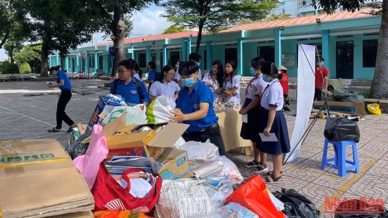 Các bạn trẻ phấn khởi tham gia chương trình.