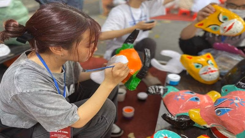 Các bạn trẻ tìm hiểu, trải nghiệm đồ chơi Trung thu truyền thống.