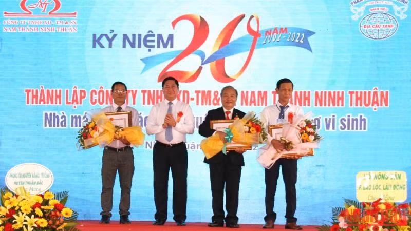 Chủ tịch Ủy ban nhân dân tỉnh Ninh Thuận tặng bằng khen của tỉnh cho các cá nhân có thành tích xuất sắc của Công ty TNHH Xây dựng-Thương mại và Sản xuất Nam Thành Ninh Thuận.