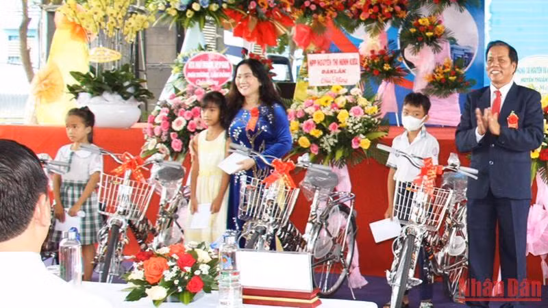Lãnh đạo Công ty trách nhiệm hữu hạn Xây dựng-Thương mại và Sản xuất Nam Thành Ninh Thuận tặng xe đạp cho các em học sinh nghèo, hiếu học trên địa bàn huyện Thuận Bắc.