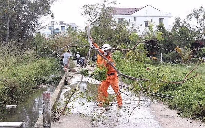 EVN khôi phục cấp điện cho phần lớn khách hàng bị ảnh hưởng bởi bão số 4. (Ảnh: EVN)