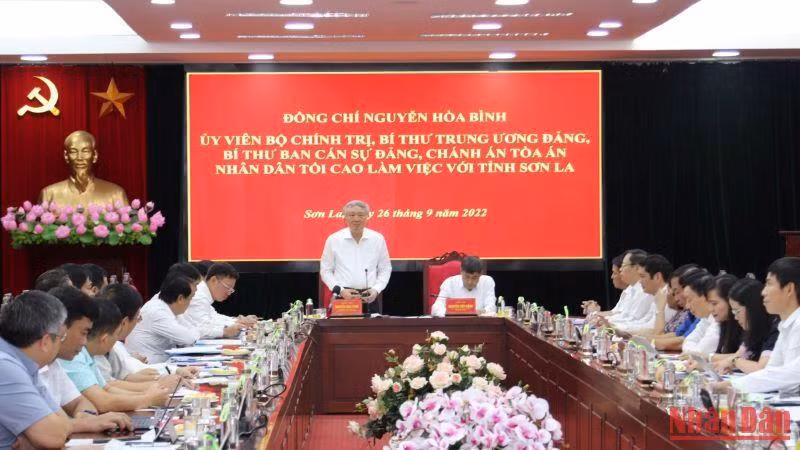 Đồng chí Nguyễn Hòa Bình phát biểu tại cuộc làm việc.