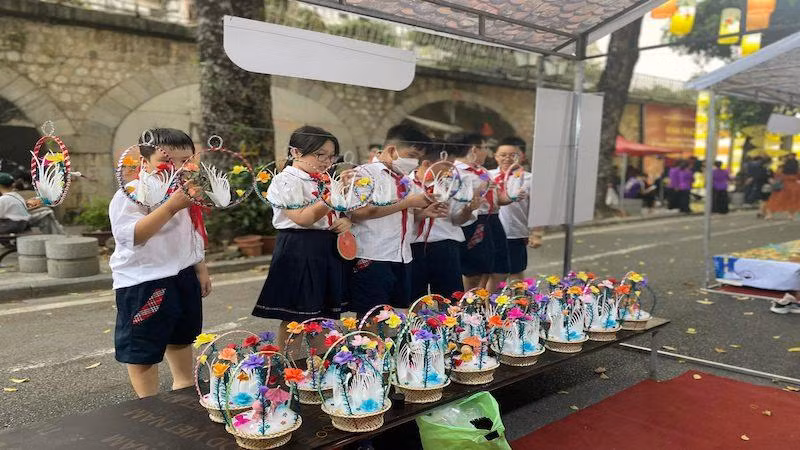 Các bạn trẻ tìm hiểu, trải nghiệm đồ chơi Trung thu truyền thống tại không gian bích họa phố Phùng Hưng.