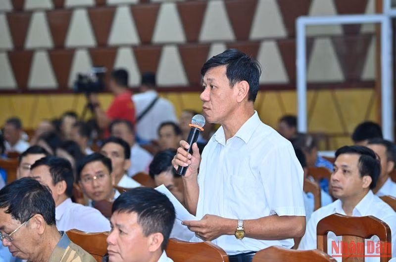 Cử tri huyện Thủy Nguyên phát biểu ý kiến tại hội nghị.