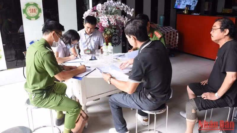Công an quận Thanh Khê và các đơn vị chức năng kiểm tra tại Cơ sở kinh doanh Karaoke Camel (phường Thanh Khê Đông, quận Thanh Khê).