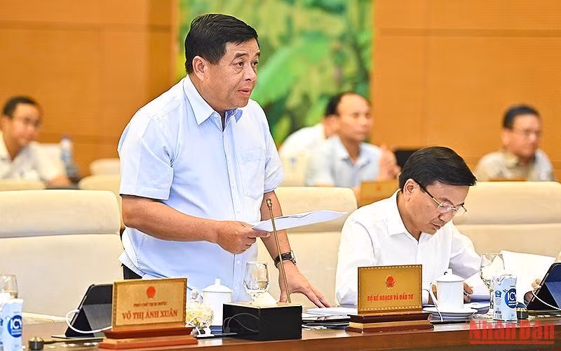 Bộ trưởng Kế hoạch và Đầu tư Nguyễn Chí Dũng trình bày tờ trình tại phiên họp. (Ảnh: DUY LINH)