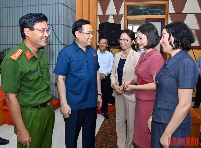 Chủ tịch Quốc hội Vương Đình Huệ trao đổi với các cử tri huyện Thủy Nguyên.