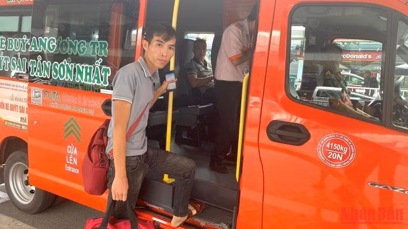 Hành khách đón tuyến buýt 109 ở Trạm xe buýt trung tâm-Bến xe buýt Sài Gòn, quận 1 để bắt đầu hành trình.