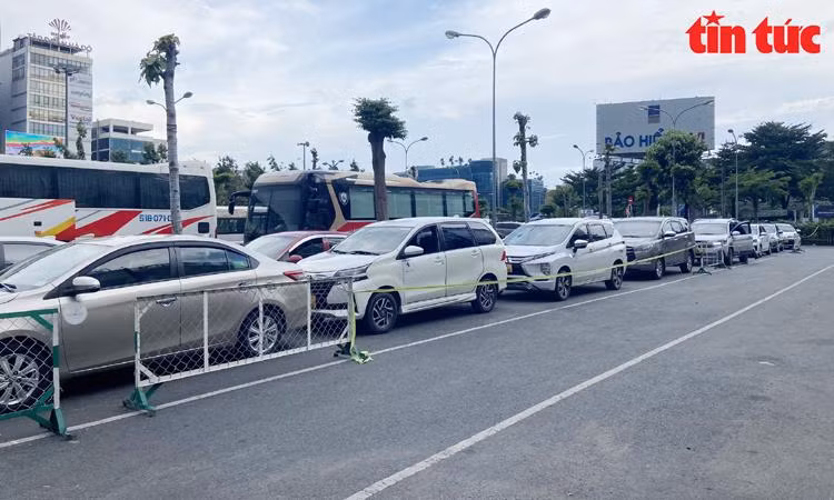 Xe công nghệ xếp hàng dài tại bãi đệm (khu vực trước nhà giữ xe TCP, đoạn gần đường Trường Sơn).