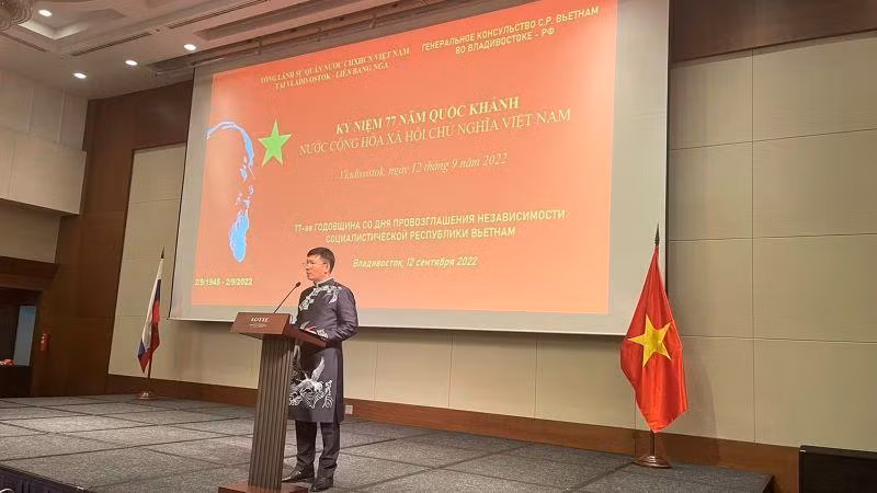 Tổng lãnh sự Nguyễn Đăng Hiền phát biểu ý kiến.