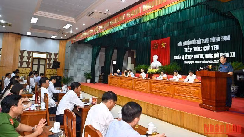 Quang cảnh hội nghị tiếp xúc cử tri.