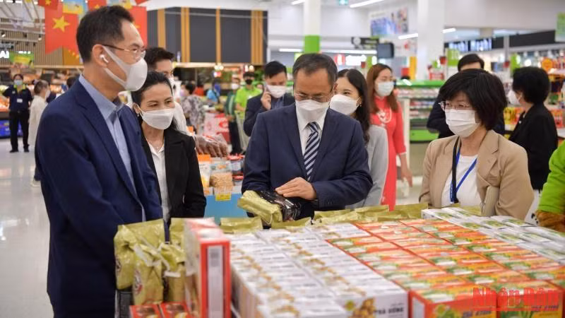 Đại sứ Phan Chí Thành tham quan các gian hàng trưng bày hàng Việt Nam.