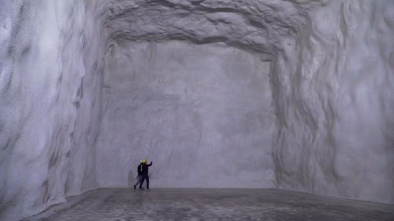 Bên trong một hang động ở Predaia, Italia, nơi các nhà sản xuất táo đang lưu trữ sản phẩm của họ trong nỗ lực cắt giảm hóa đơn năng lượng. (Ảnh: REUTERS)