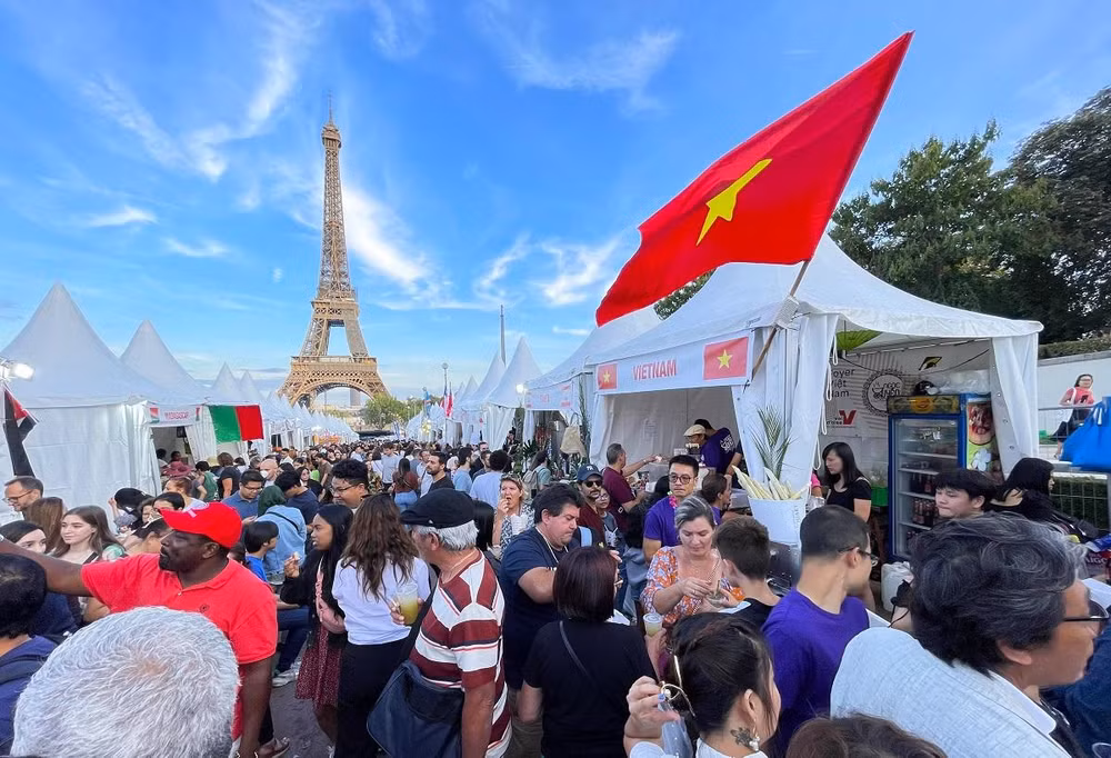 Hàng nghìn du khách đến với những trải nghiệm ẩm thực khó quên tại Làng ẩm thực quốc tế. (Ảnh: MINH DUY)