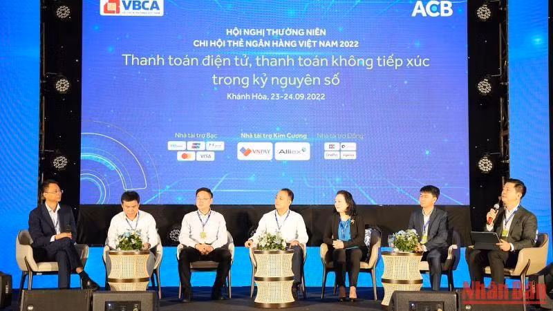 Đại biểu thảo luận các giải pháp khuyến khích người dân sử dụng thẻ, ngân hàng điện tử trong các giao dịch thanh toán. (Ảnh: PHONG NGUYÊN)
