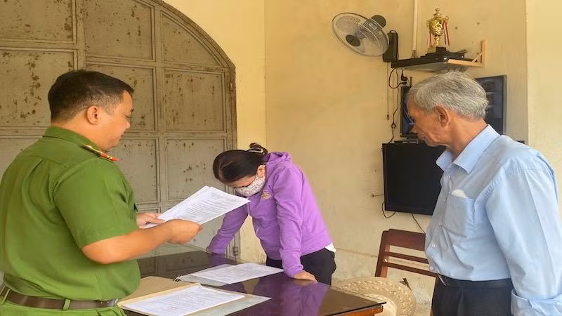 Cơ quan Cảnh sát điều tra huyện Tư Nghĩa đọc lệnh bắt giam bị can Trần Tấn Hùng về hành vi dâm ô đối với bé trai dưới 16 tuổi.