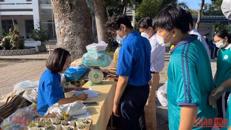 Các bạn trẻ phấn khởi tham gia chương trình.