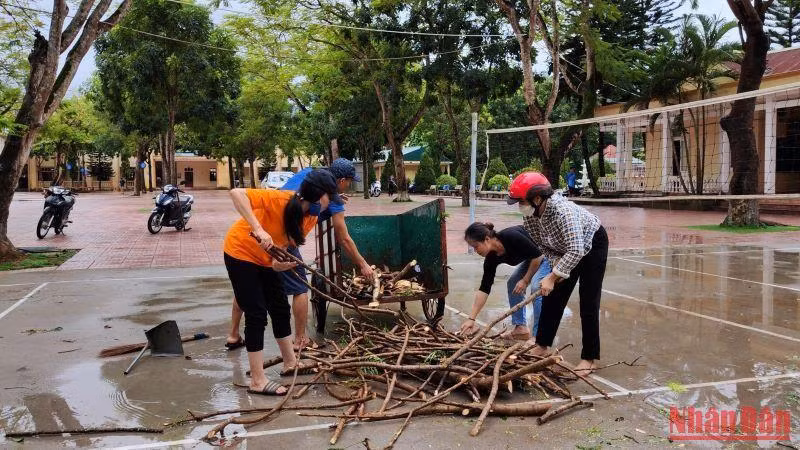 Các trường học ở vùng lũ Hương Khê, Hà Tĩnh khẩn trương khắc phục hậu quả mưa lũ để đón học sinh đến trường.