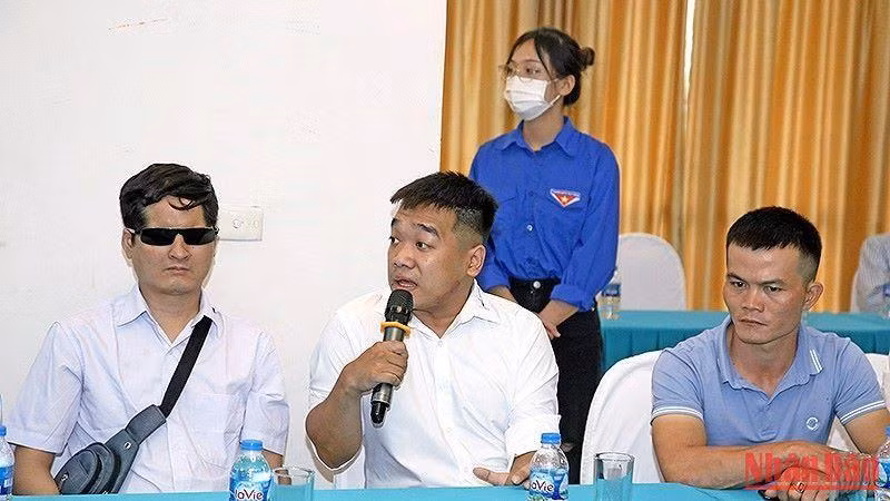 Đại biểu Trần Thành Trung chia sẻ câu chuyện cuộc đời tại tọa đàm.