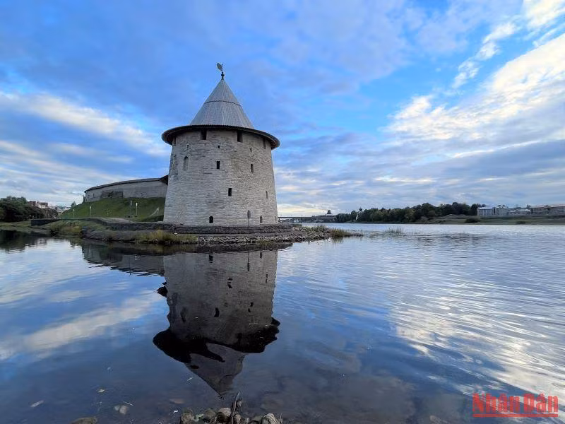 Tháp Ploskaya - nơi hợp nhất giữa hai dòng sông Pskova và Velikaya.