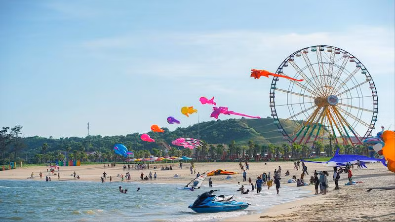 Một địa điểm du lịch thuộc xã Tiến Thành, thành phố Phan Thiết thu hút rất đông du khách tham gia các hoạt động vui chơi, giải trí, thể thao trên biển.