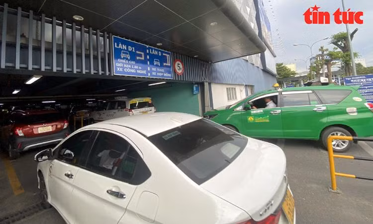 Khoảng 10-15 phút, nhân viên sẽ điều phối xe từ bãi đệm vào trong nhà TCP để đón khách.