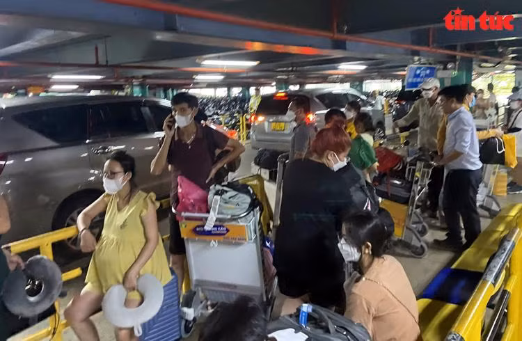 Hành khách ngồi đợi xe công nghệ tại làn D1 và D2.