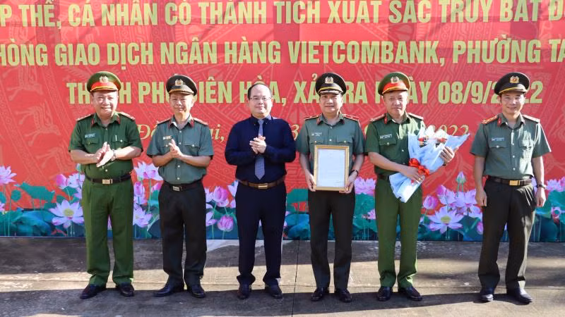 Đồng chí Quản Minh Cường trao Thư khen của Tỉnh ủy Đồng Nai cho lãnh đạo Công an tỉnh.