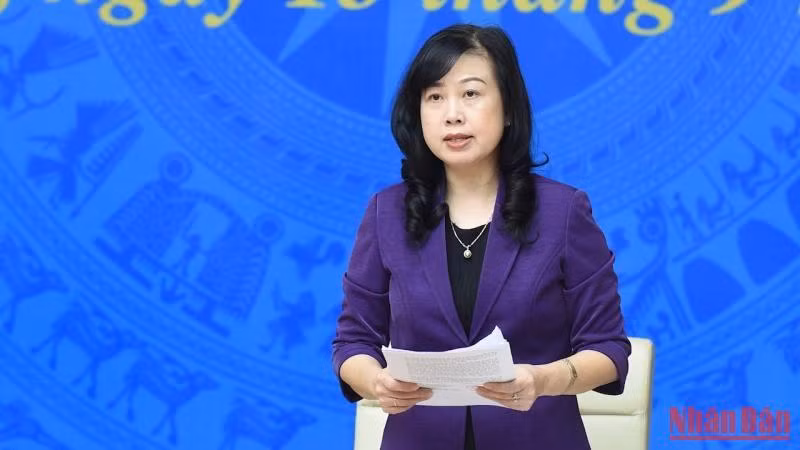 Quyền Bộ trưởng Y tế Đào Hồng Lan trình bày báo cáo.