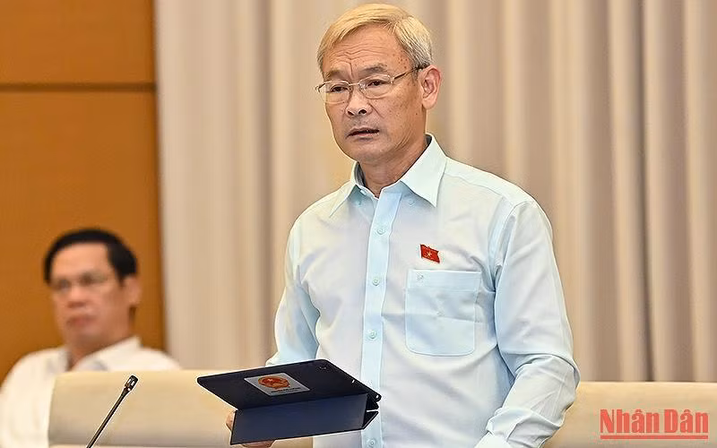 Chủ nhiệm Ủy ban Tài chính-Ngân sách của Quốc hội Nguyễn Phú Cường trình bày báo cáo thẩm tra tại phiên họp. (Ảnh: DUY LINH)