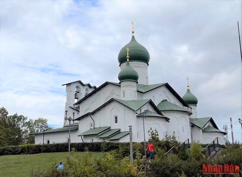 Nhà thờ Hiển linh với tháp chuông, xây dựng năm 1489 và được UNESCO công nhận là Di sản thế giới năm 2019.