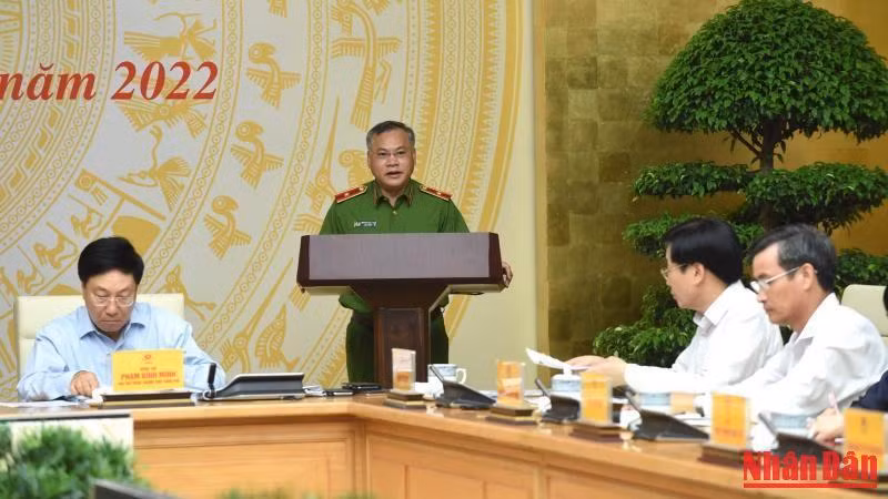 Thứ trưởng Công an Nguyễn Văn Long báo cáo công tác phòng cháy, chữa cháy và thực hiện Nghị định số 83/2017/NĐ-CP. (Ảnh: TRẦN HẢI)