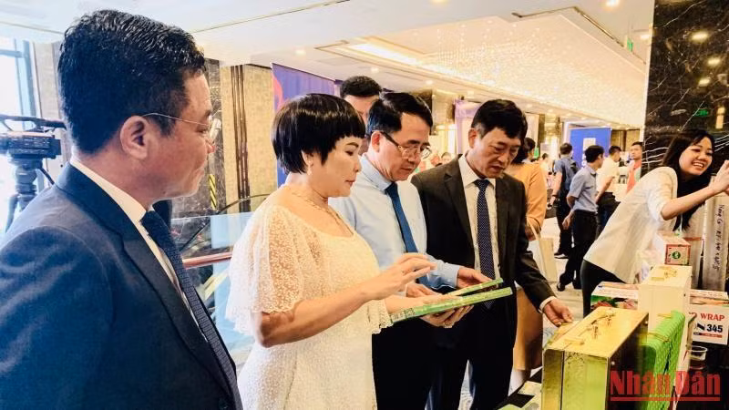 Các đại biểu tham quan các gian hàng trưng bày sản phẩm đổi mới sáng tạo. Các đại biểu tham quan các gian hàng trưng bày sản phẩm đổi mới sáng tạo.