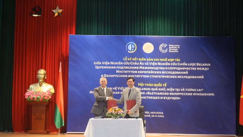 PGS,TS Nguyễn Chiến Thắng, Viện trưởng Viện Nghiên cứu châu Âu và TS Oleg Makarov, Viện trưởng Viện Nghiên cứu Chiến lược Belarus ký kết Biên bản ghi nhớ về hợp tác. (Ảnh: Ngọc Trung)